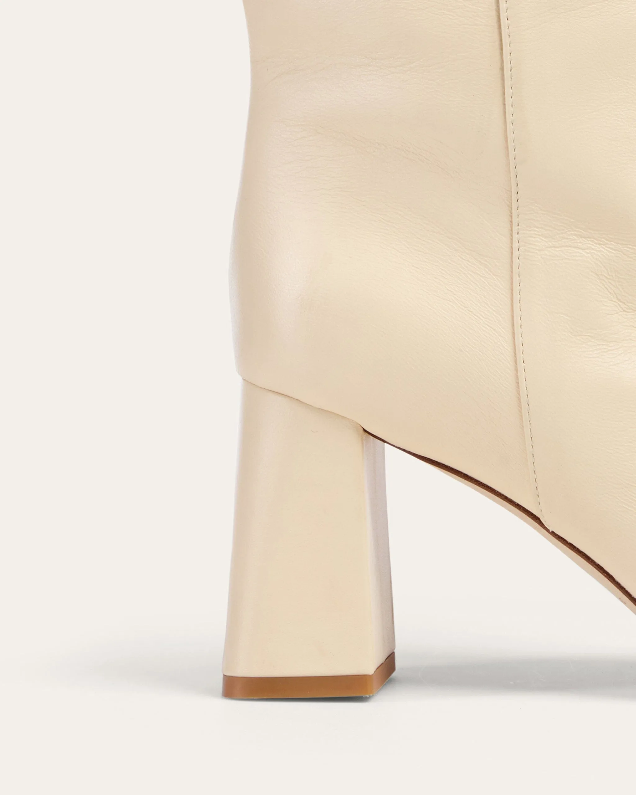 Bucket Boot, Crema
