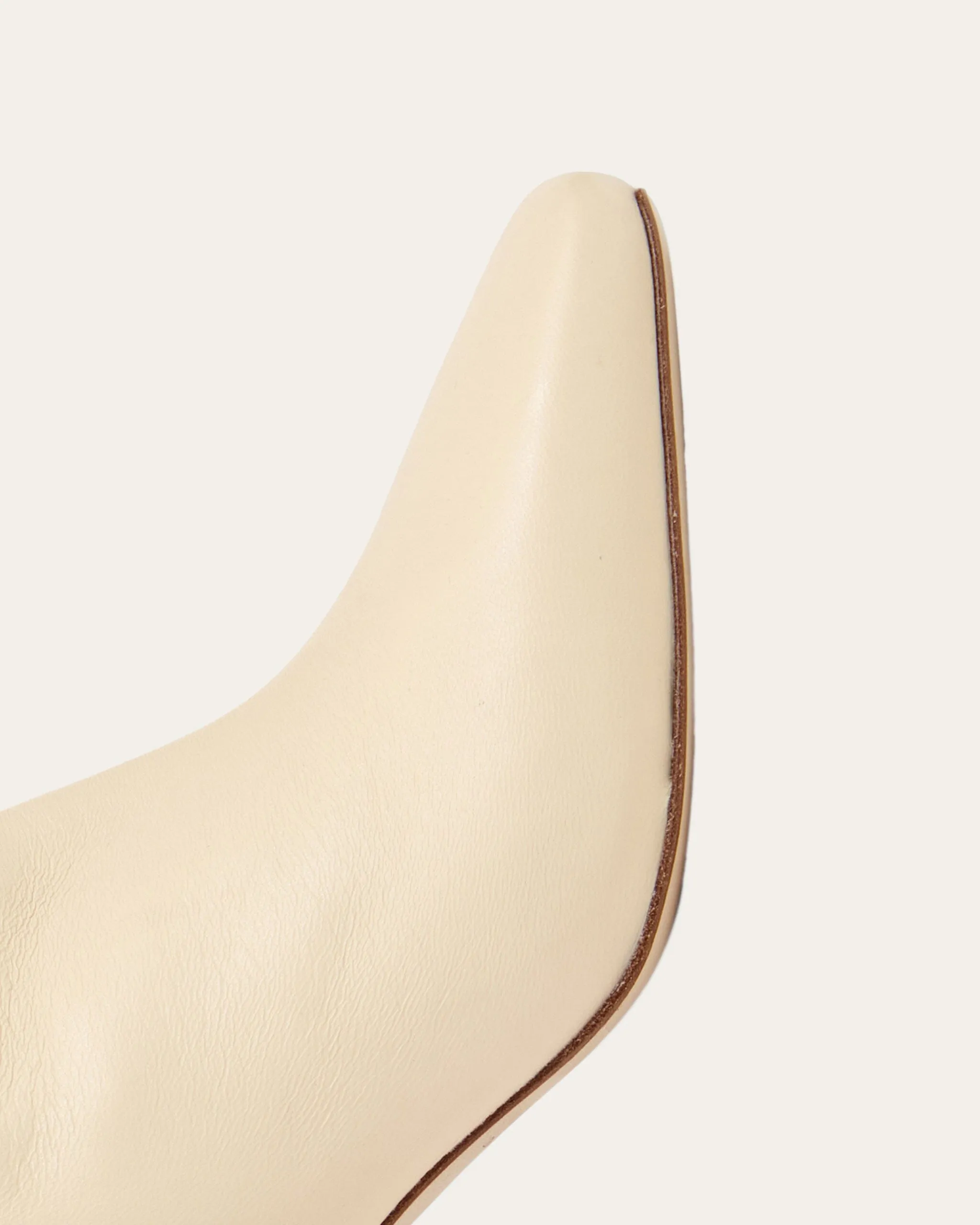 Bucket Boot, Crema