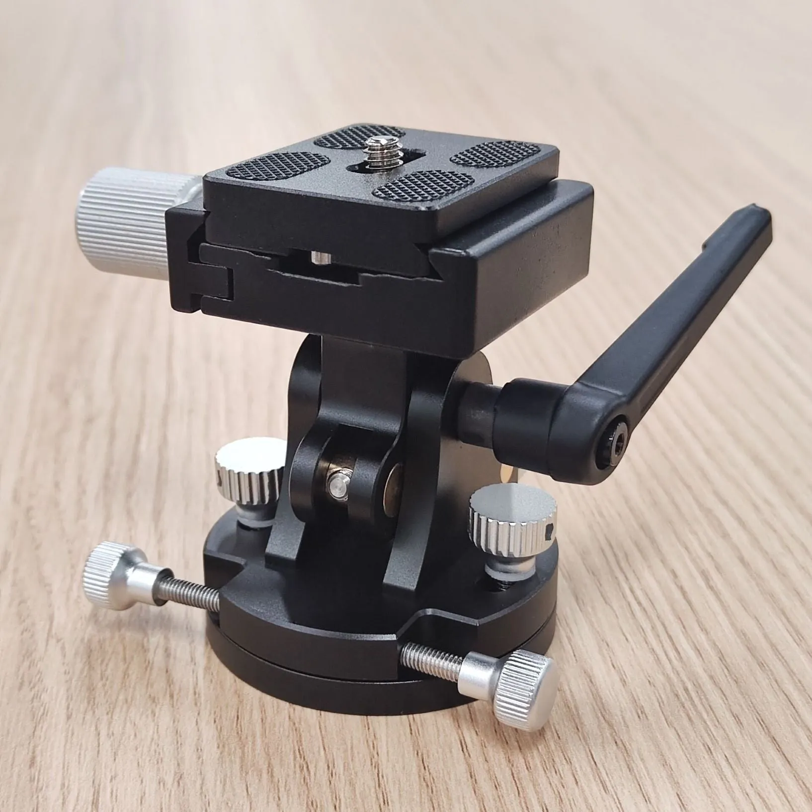 Wedge for precise polar alignment
