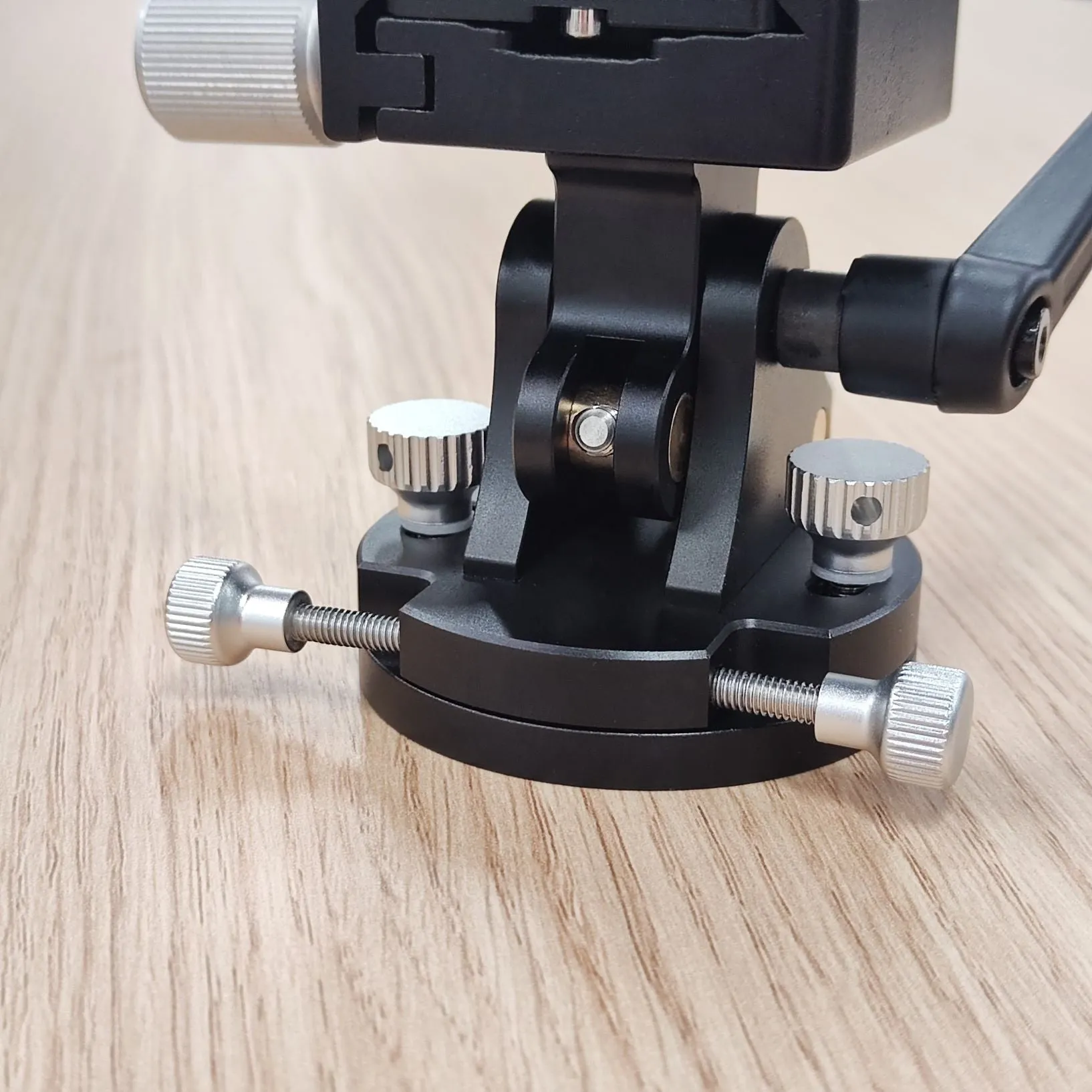 Wedge for precise polar alignment