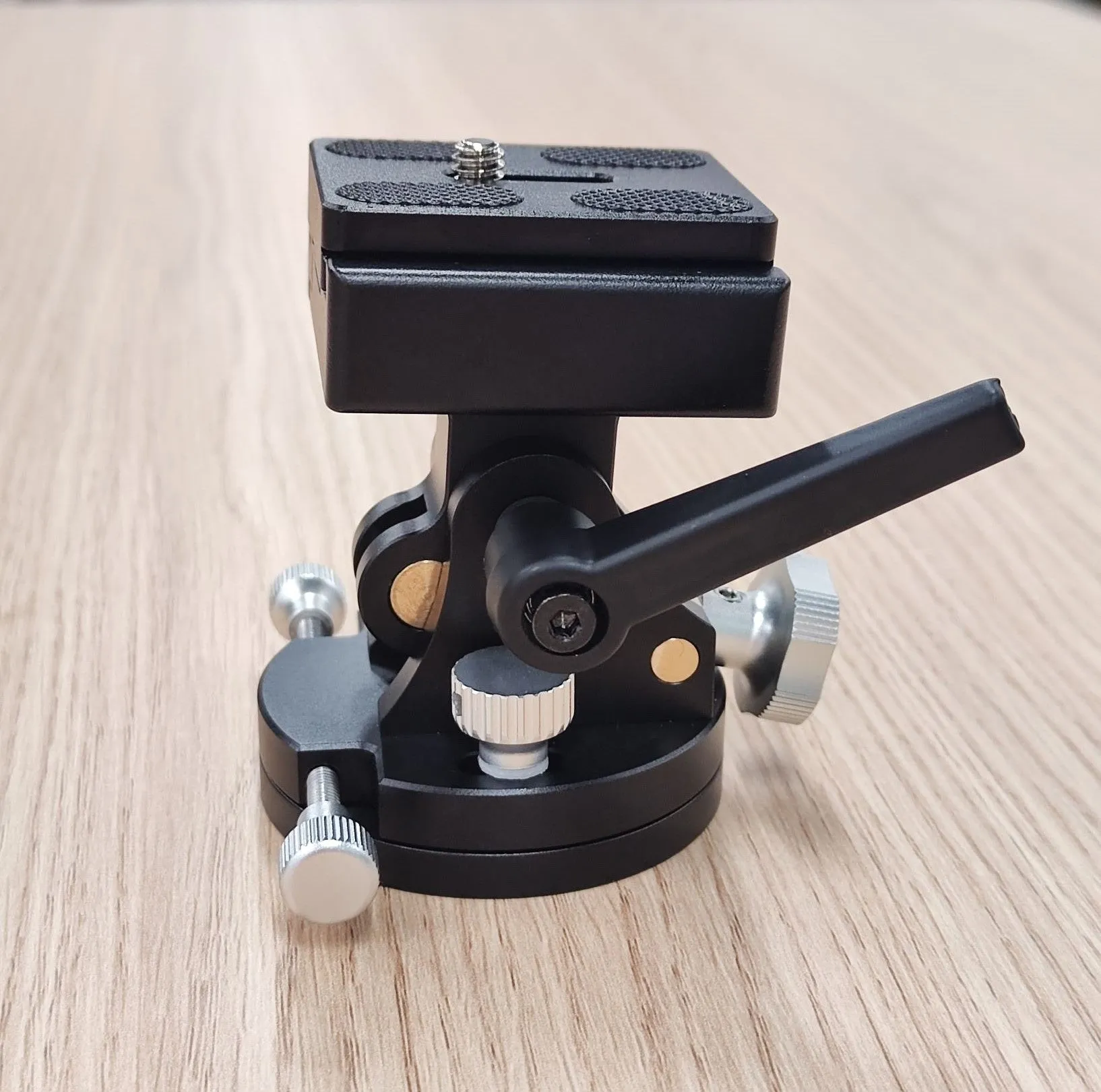 Wedge for precise polar alignment