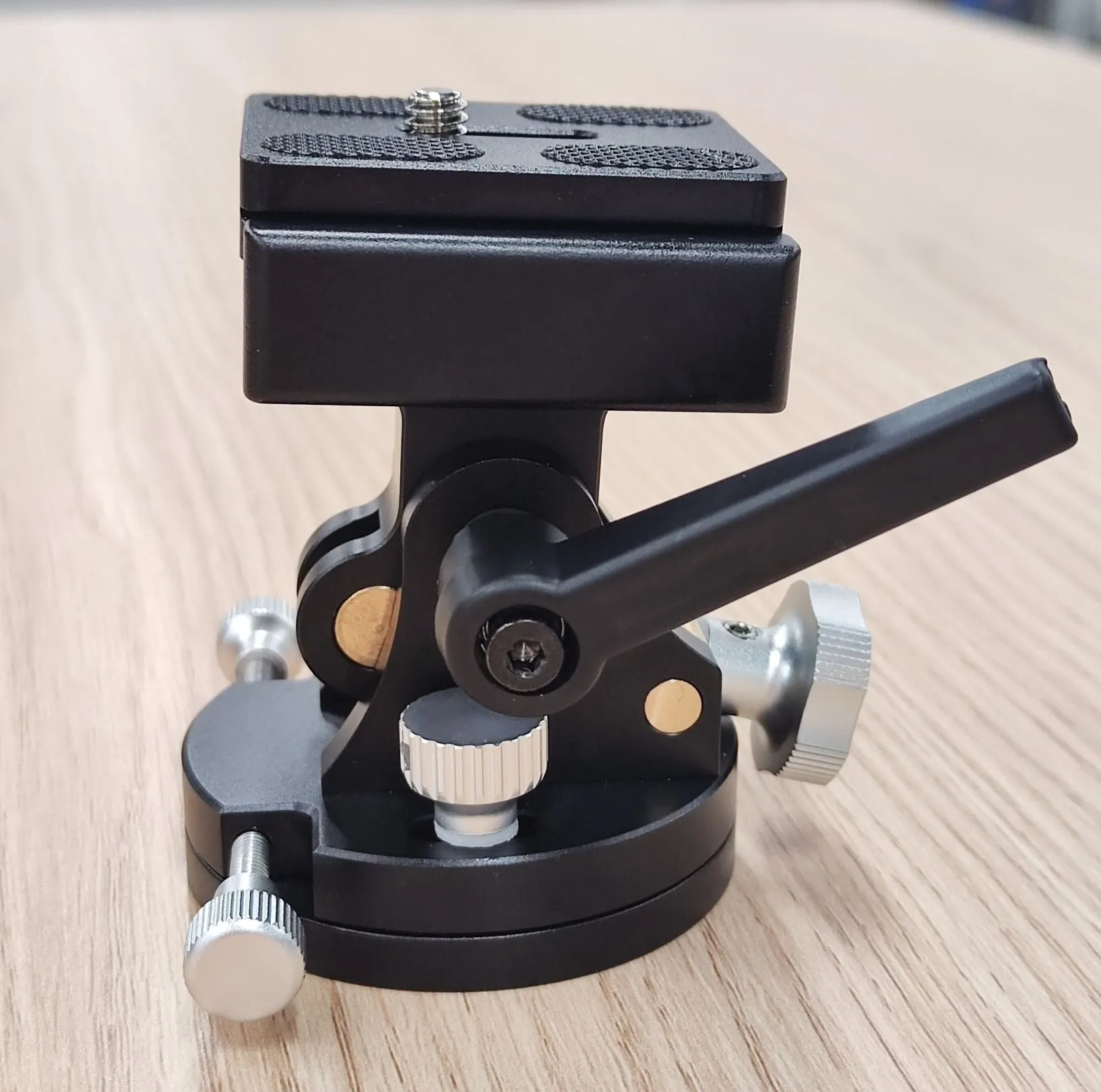 Wedge for precise polar alignment